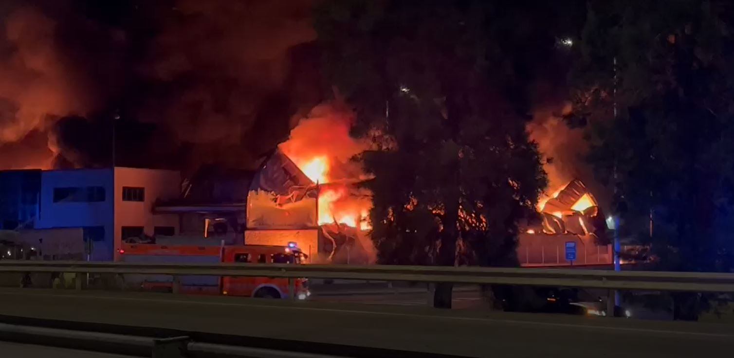 Un incendio afecta a una nave industrial en Algemesí, València.