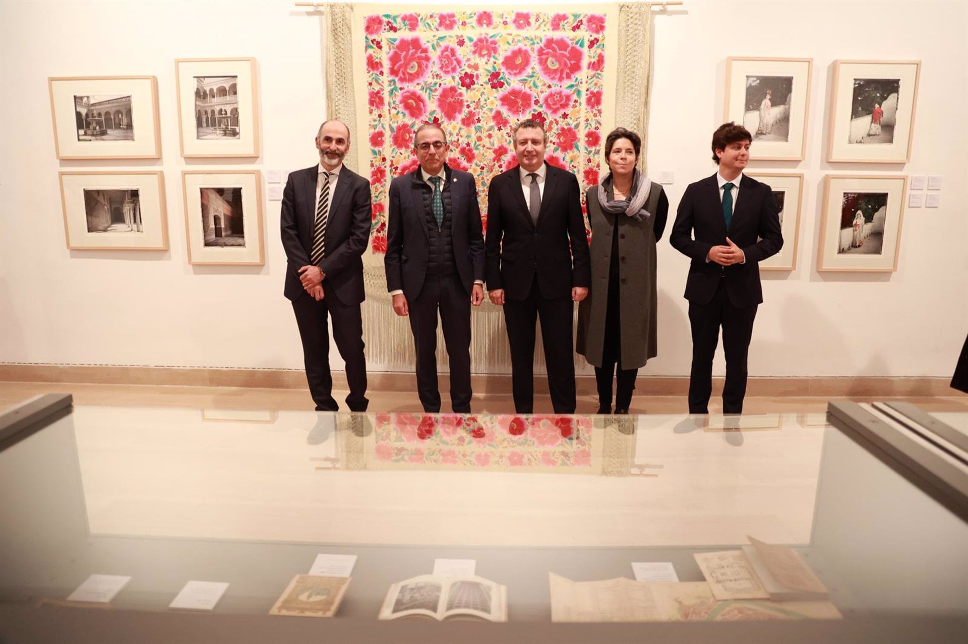 El rector y el presidente de la Diputación, en el centro, con ocasión de la inauguración oficial de la muestra &#039;Tras la senda de los Lumière&#039;, con las primeras imágenes a color de la ciudad