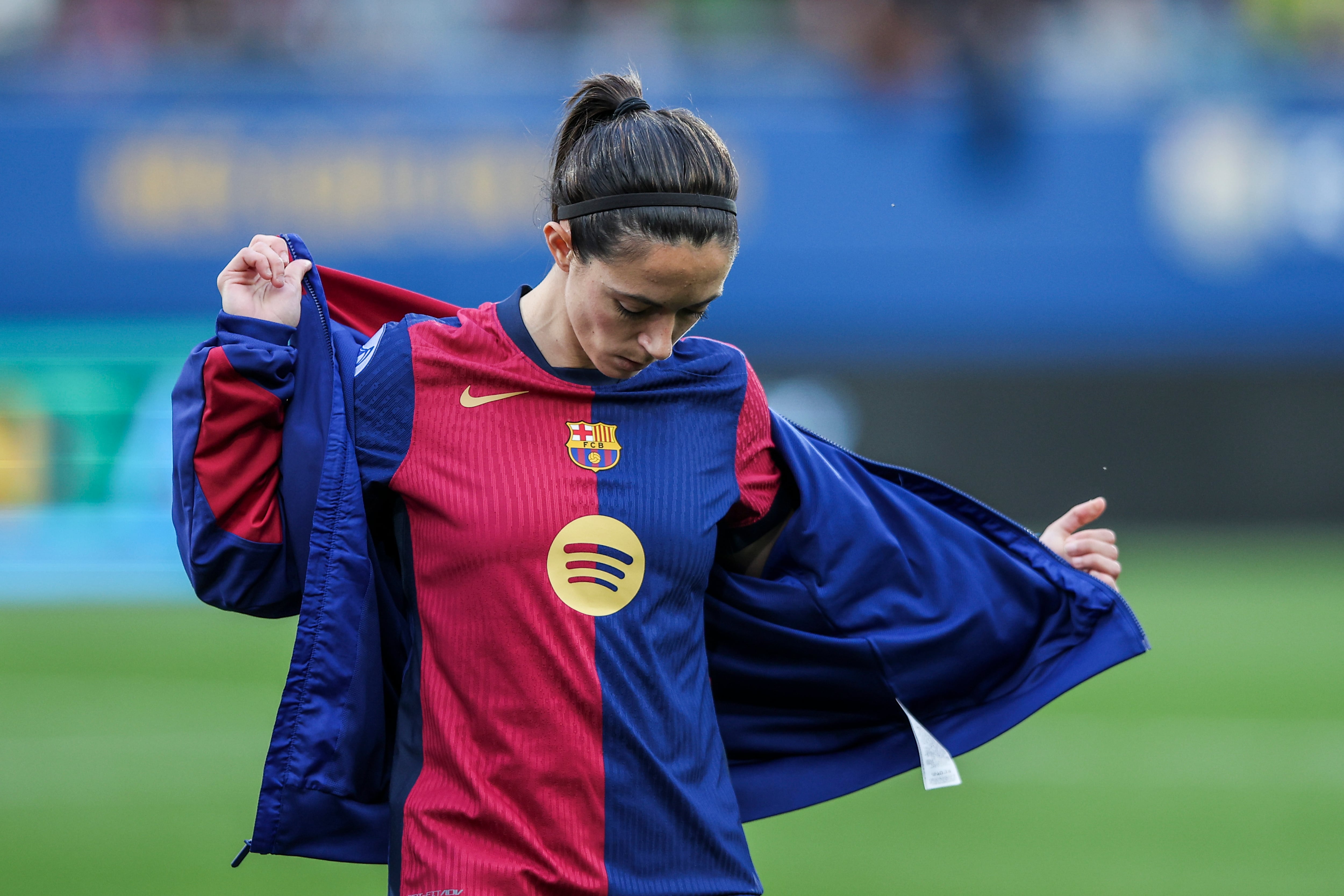 Aitana Bonmati se despoja del chándal antes de un partido del Barça en Champions