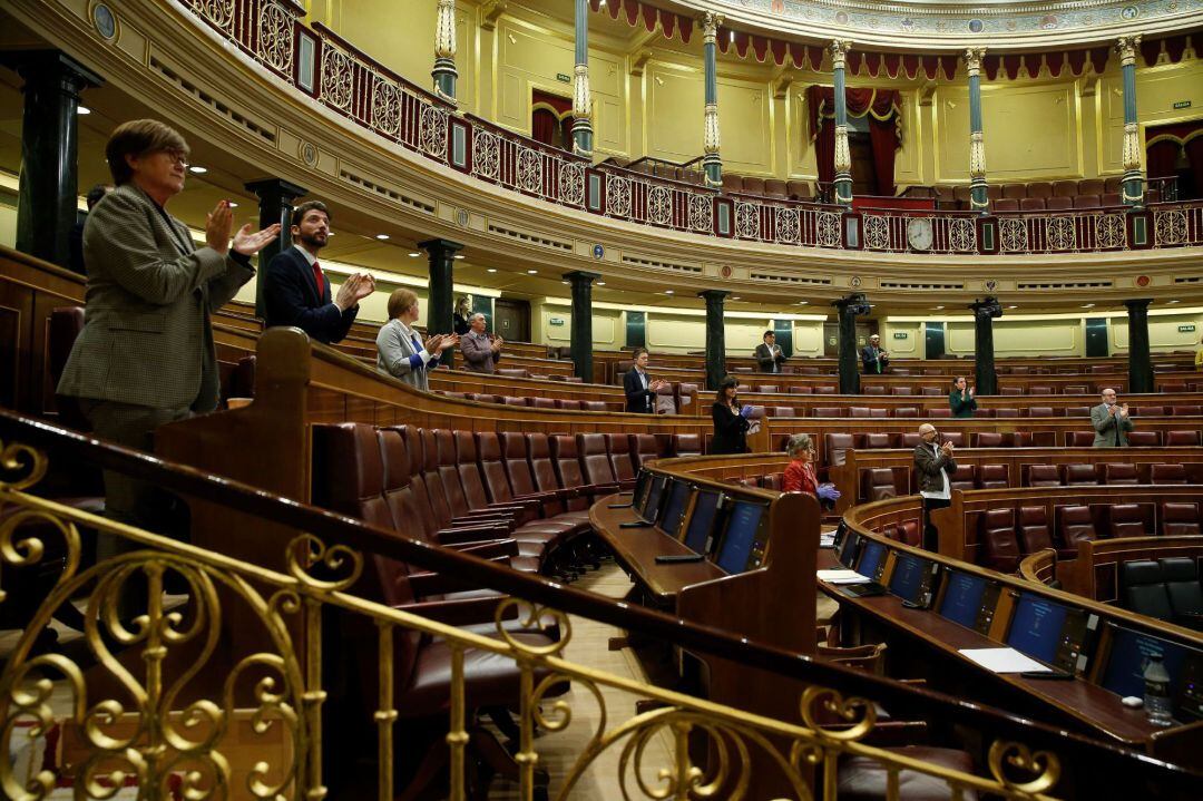 Los diputados en el aplauso a la labor de los sanitarios en la crisis del coronavirus, este miércoles en la sesión de control al Gobierno en el Congreso de los Diputados