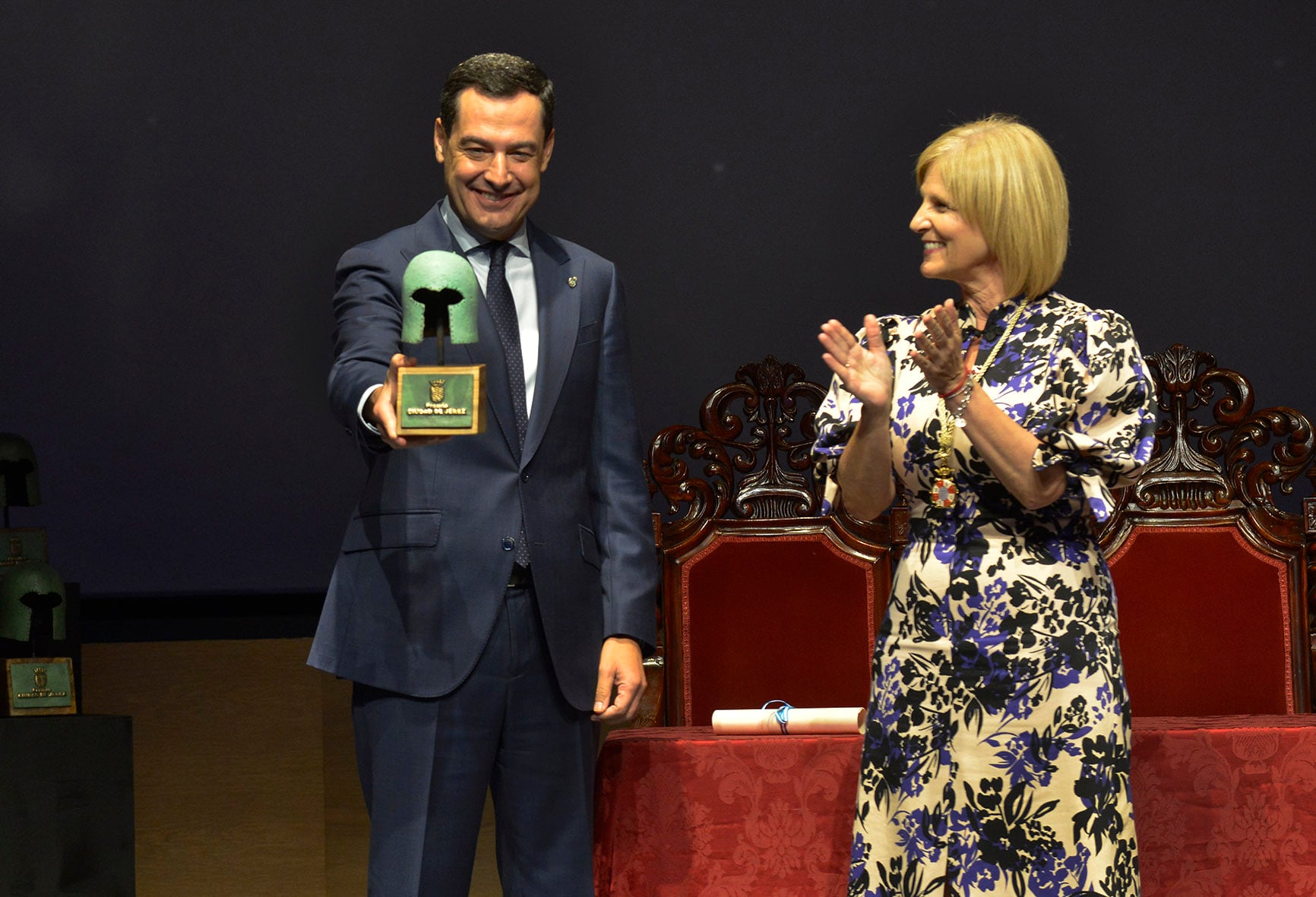 Juanma Moreno y María José García Pelayo durante la entrega del premio especial Ciudad de Jerez