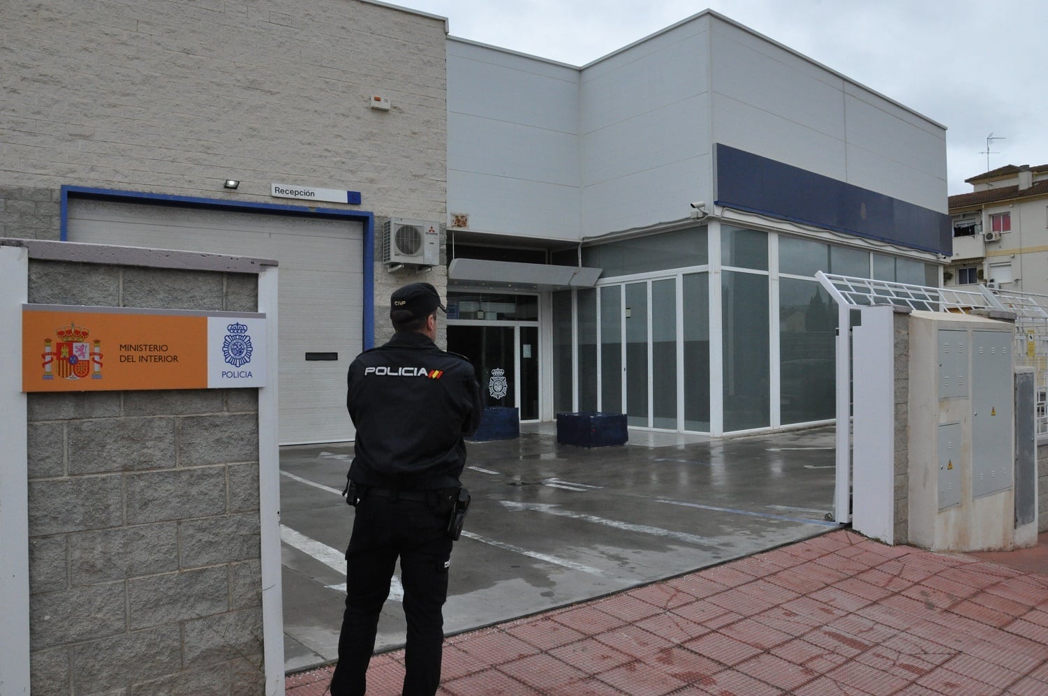 Agente de la Policía Nacional  a las puertas de la comisaría provisional de Ronda