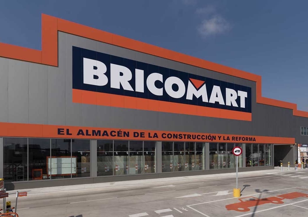 Fachada de la tienda Bricomart de Finestrat