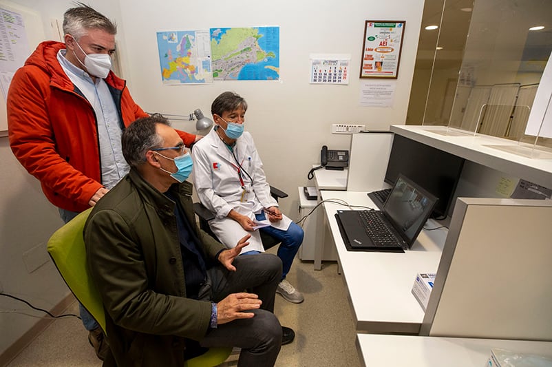 El consejero de Sanidad, Raúl Pesquera, ha acudido al centro de salud Los Castros durante la prueba piloto del servicio de videovigilancia.