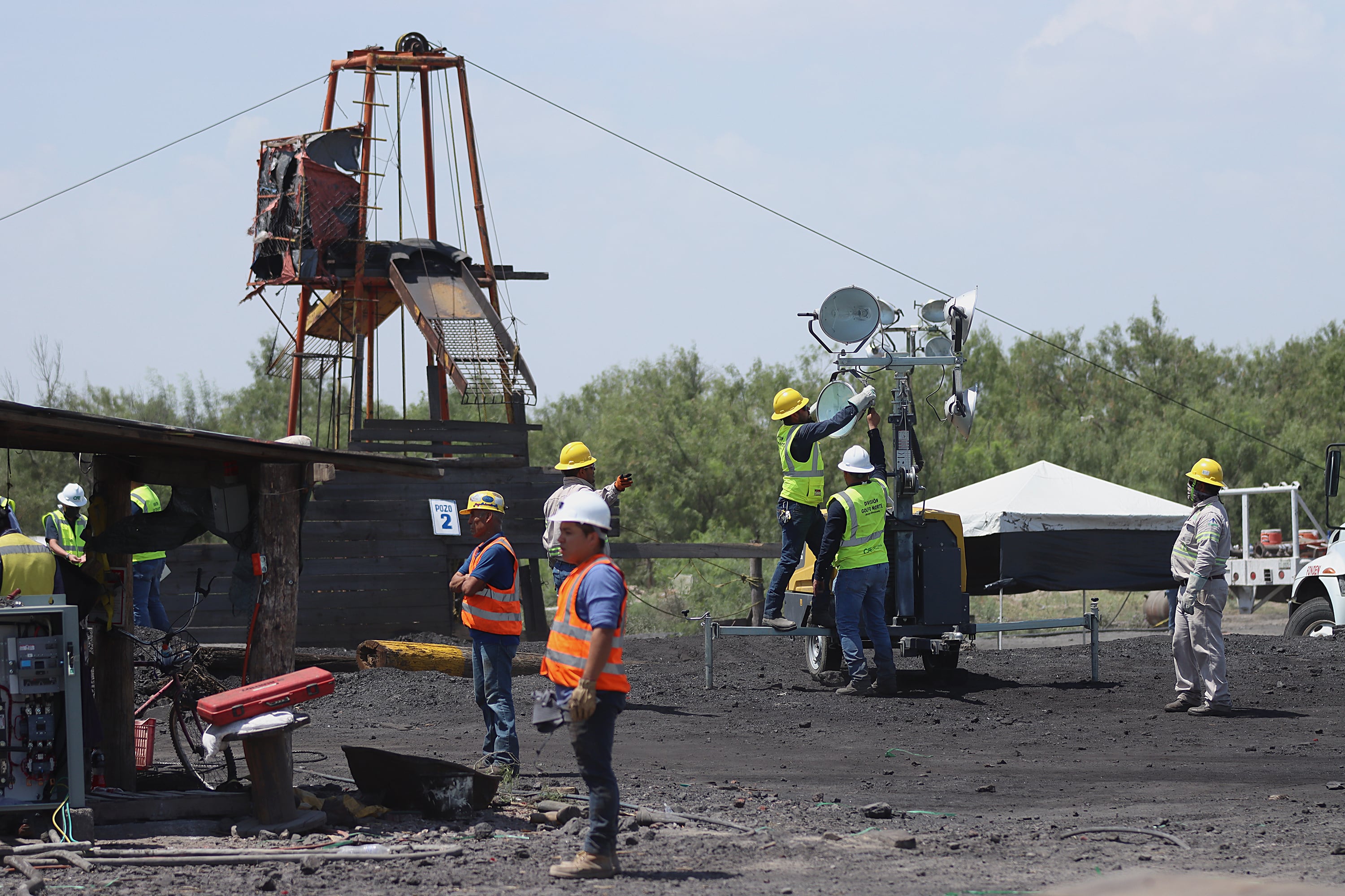 Personal de rescate labora en la zona donde se encuentran 10 mineros atrapados