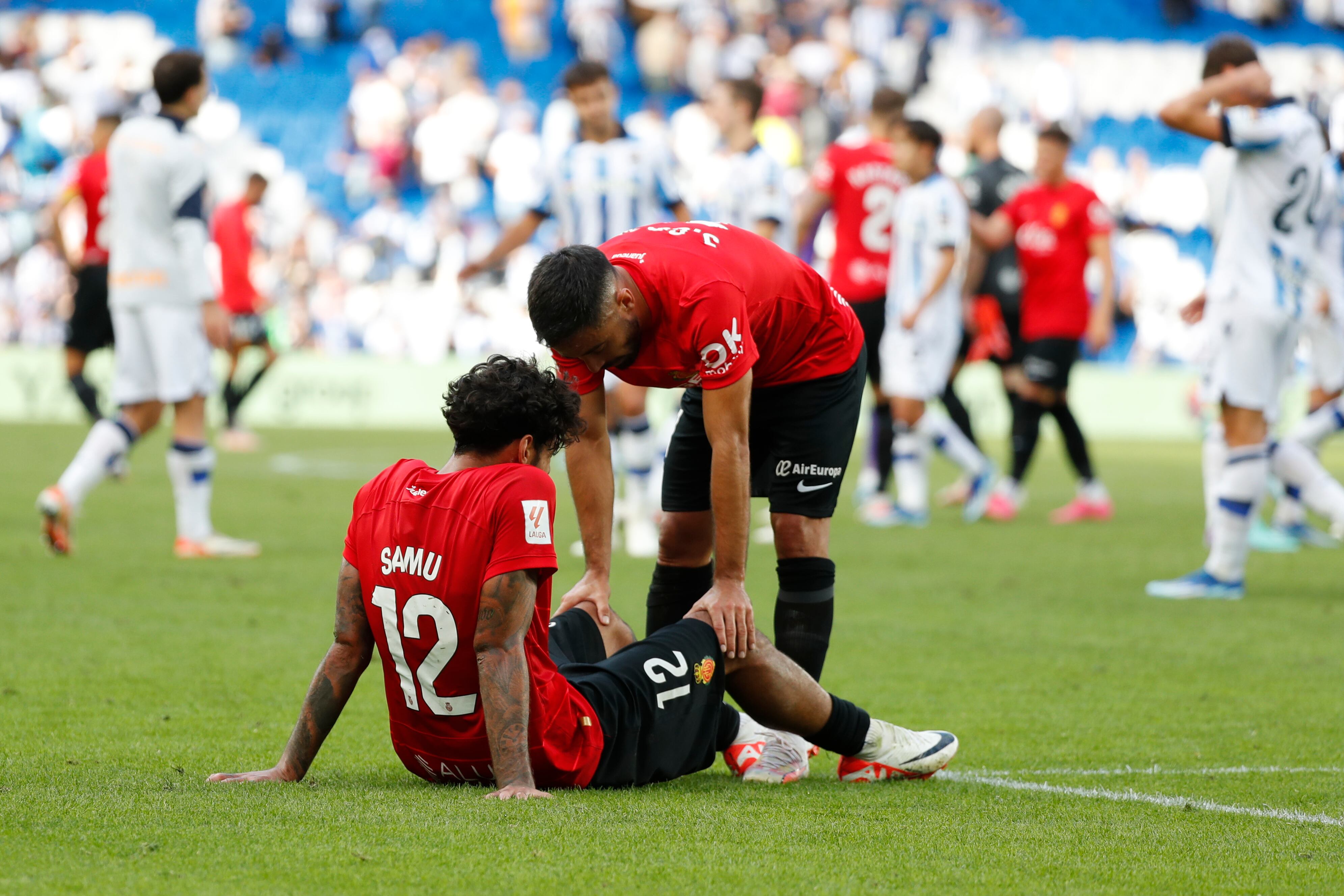 SAN SEBASTIÁN, 21/10/2023.- Los jugadores del RCD MAllorca al término del partido de la jornada de Liga de Primera División disputado en el estadio de Anoeta, en San Sebastián. EFE/Juan Herrero
