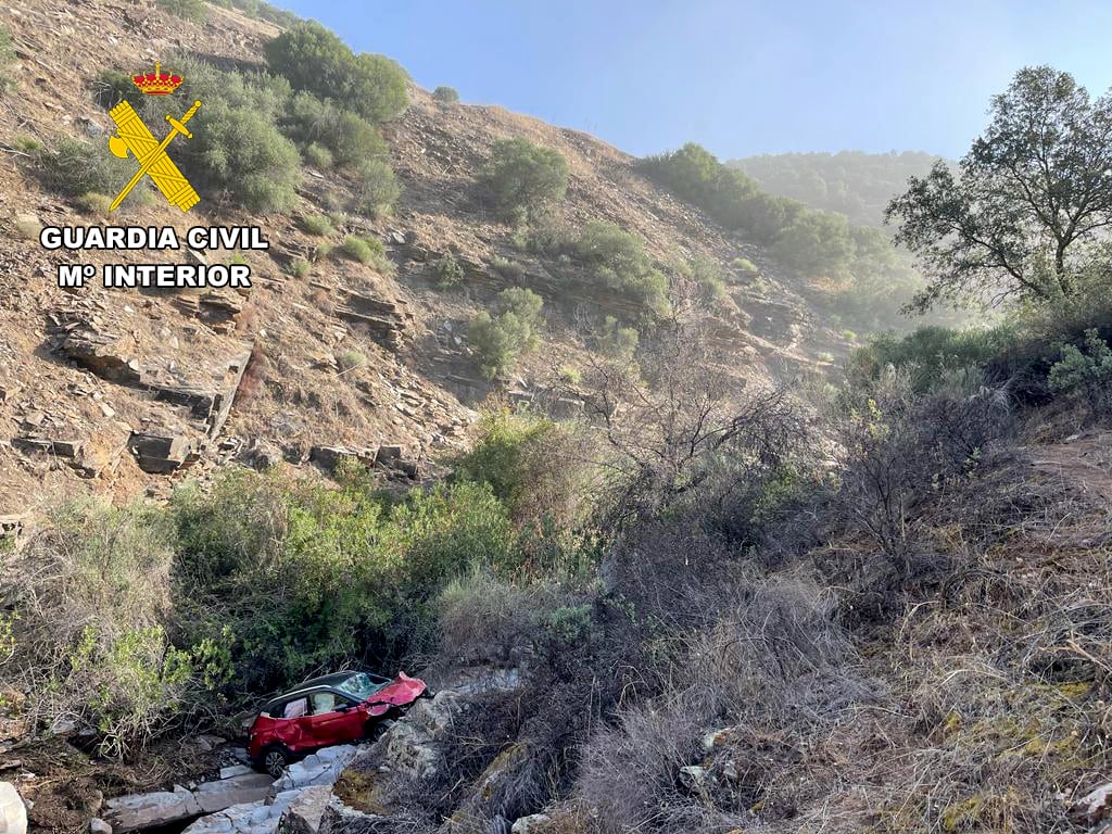 Vehículo rescatado en La Carolina de un barranco.