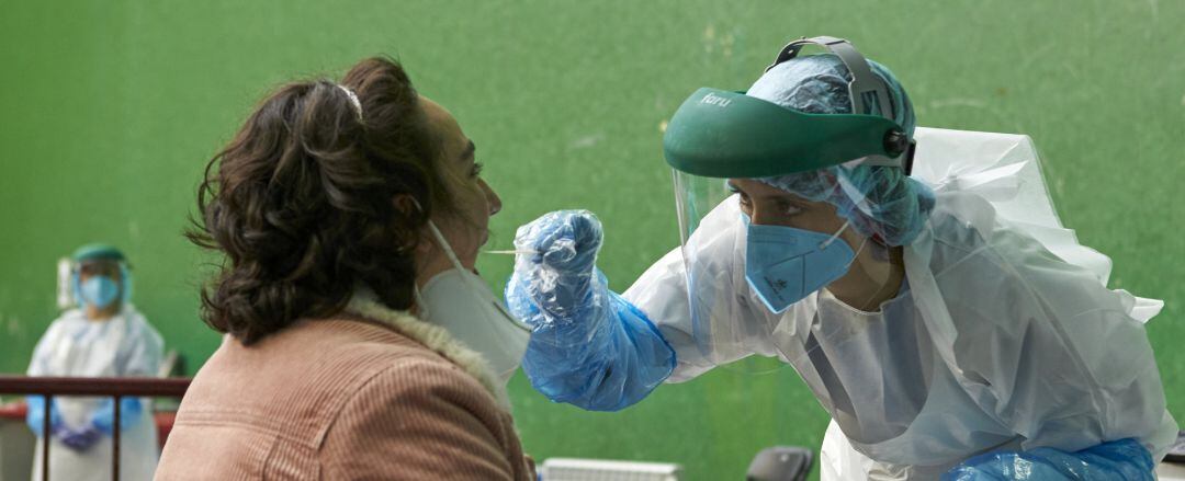 Archivo - Una mujer es sometida a una prueba PCR