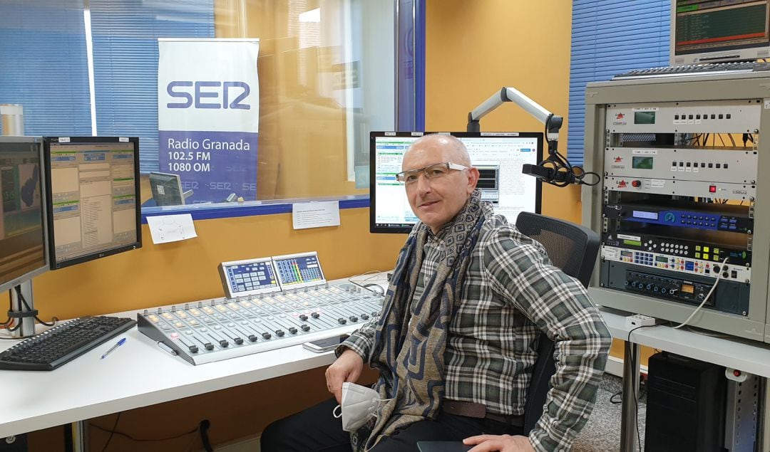 El investigador Enrique Herrera, en los estudios de Radio Granada-SER