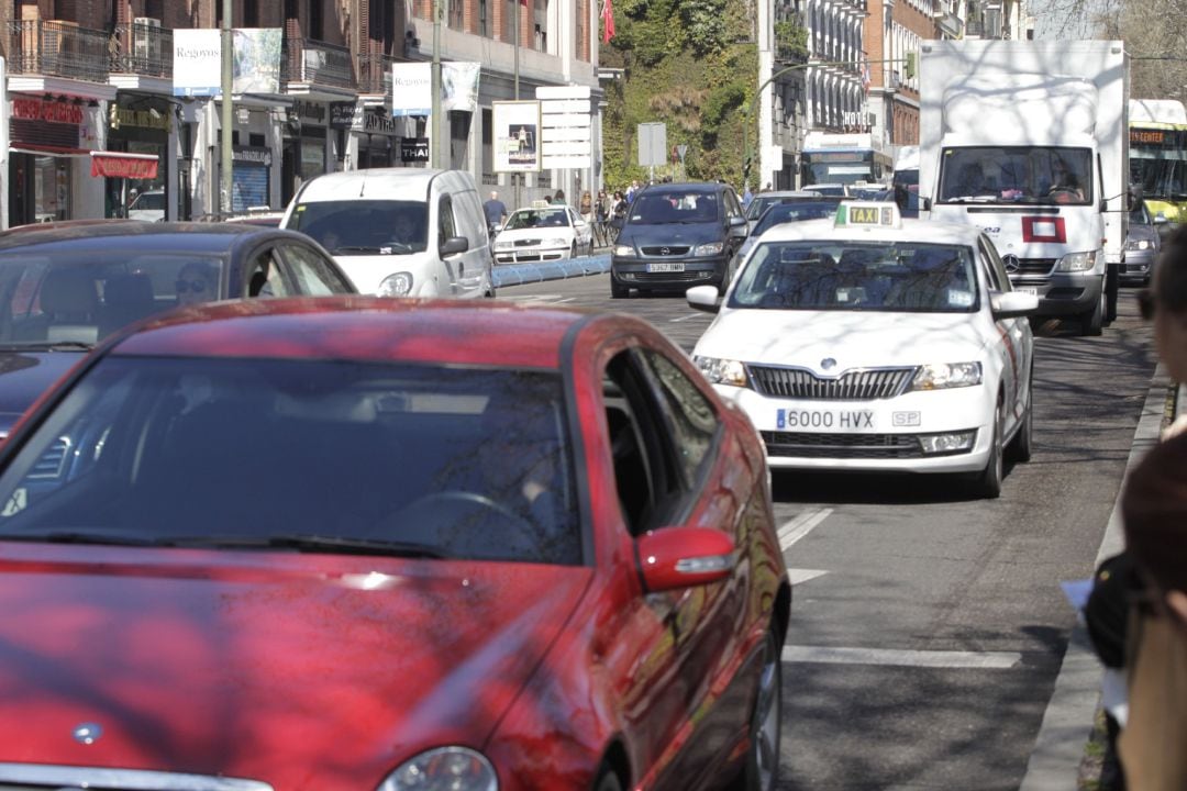 Los atascos de coches son muy frecuentes en ciudades como Madrid. 