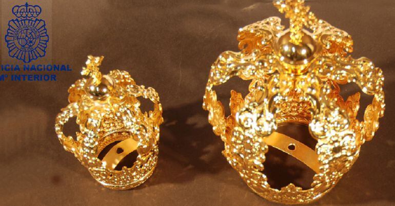 Detalle de las dos coronas recuperadas