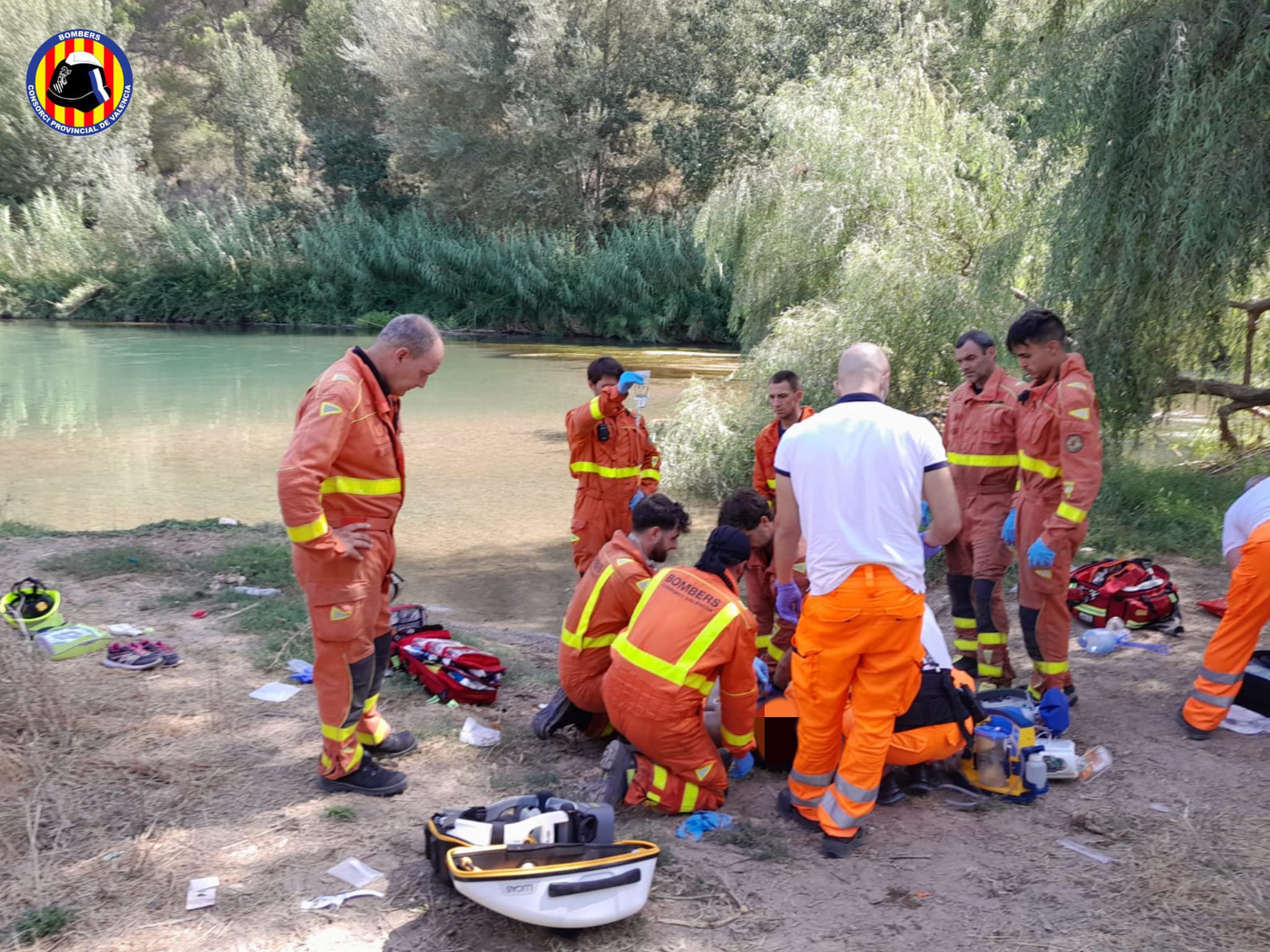 Los bomberos del Consorcio Provincial de Bomberos y el personal del SAMU no han podido hacer nada para salvar la vida del hombre ahogado en la presa de Manises