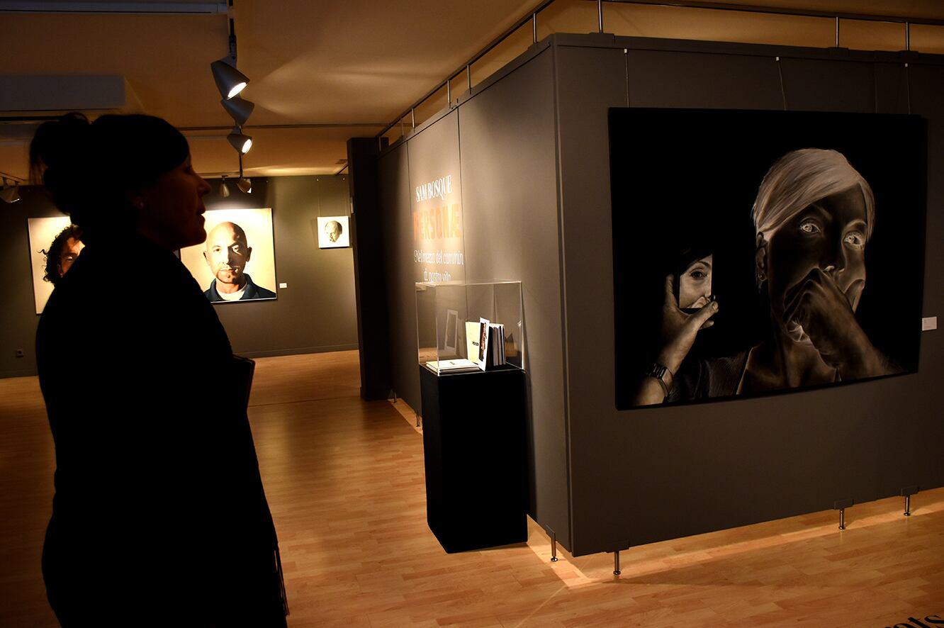 L'artista Samantha Bosque a la mostra que es pot veure al CAEE.