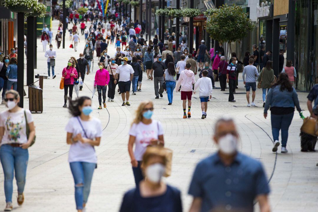 Varias personas pasean por una calle de Andorra