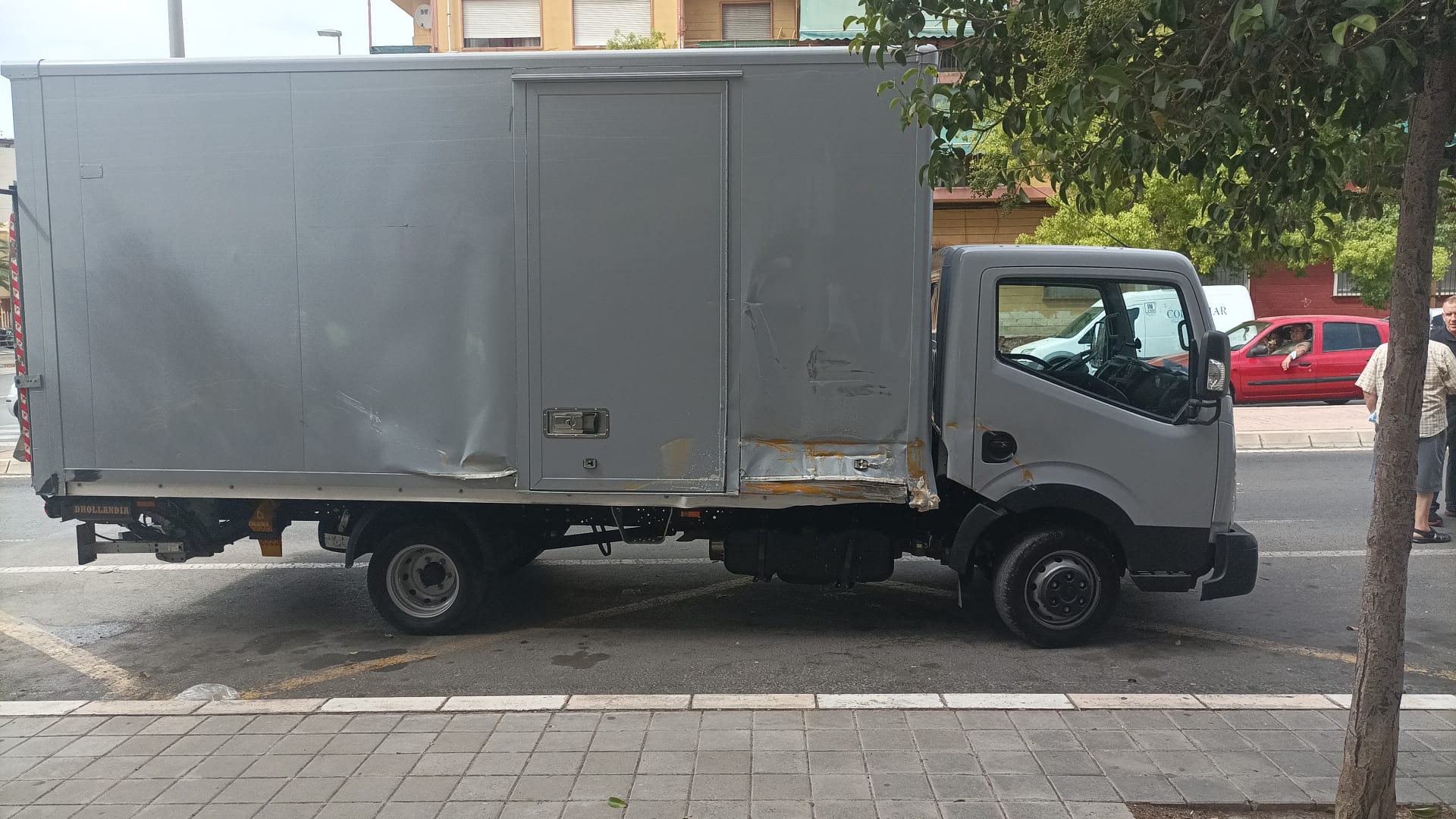 El camión de reparto que se ha golpeado con el TRAM