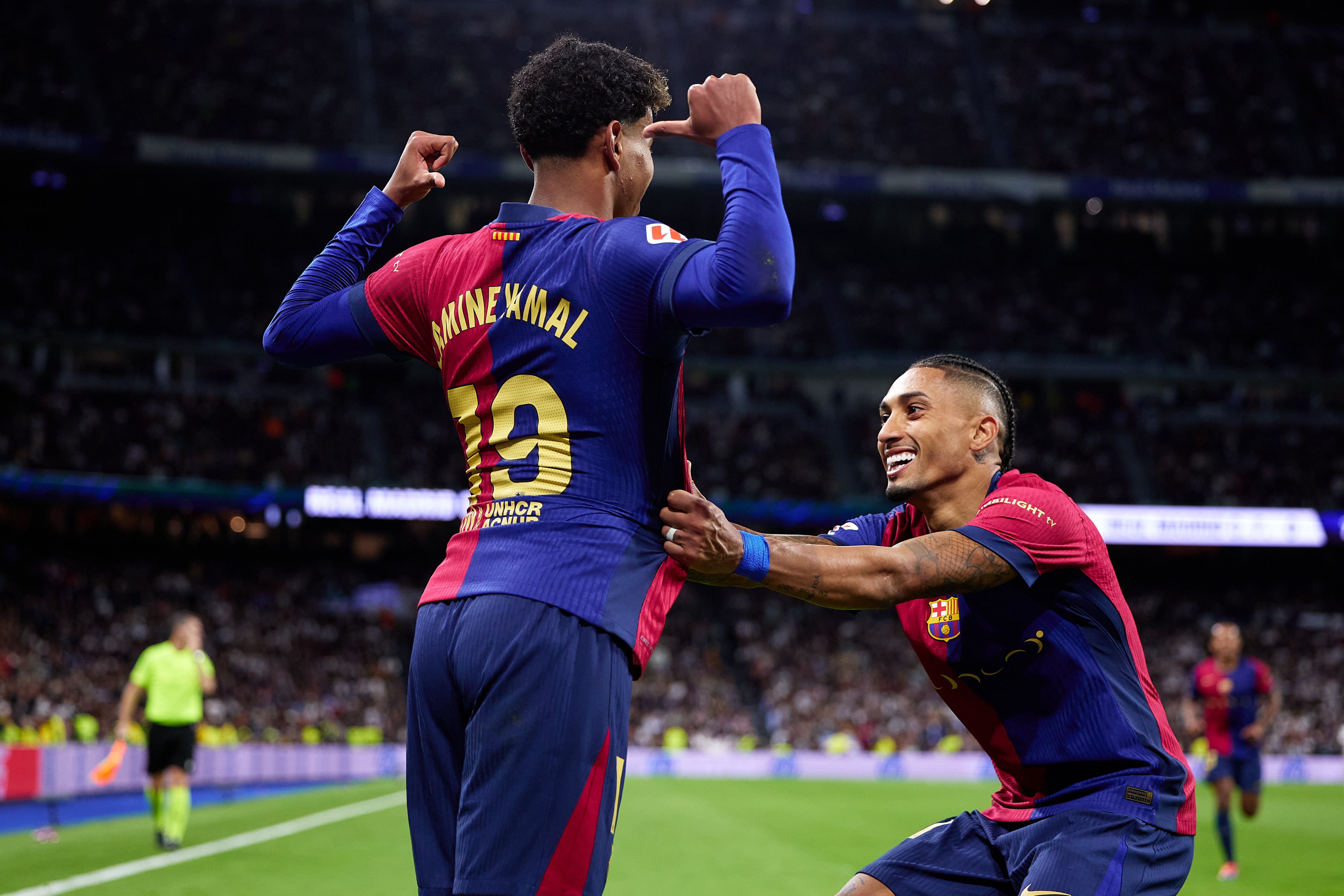 Lamine Yamal y Raphinha, durante el partido ante el Real Madrid