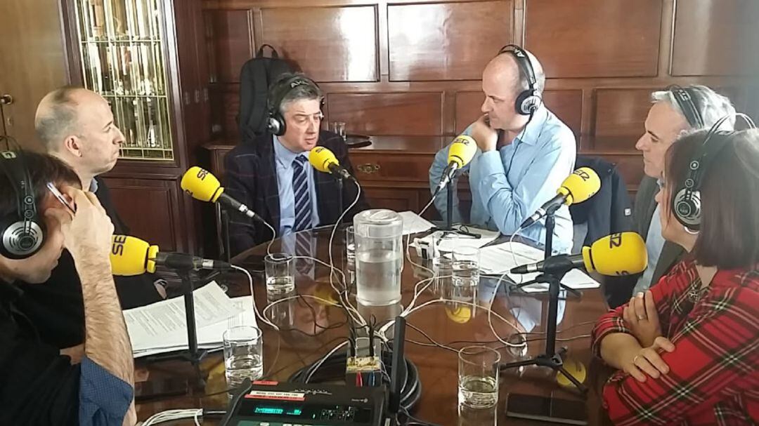 Plaza Pública, desde el Ayuntamiento de Zaragoza. En el centro, Juanjo Hernández. A la izquierda,  Pablo Muñoz (ZeC), Carmelo Asensio (CHA) y Javier Trívez (PSOE). A la derecha, Jorge Azcón (PP) y Sara Fernández (C&#039;s)