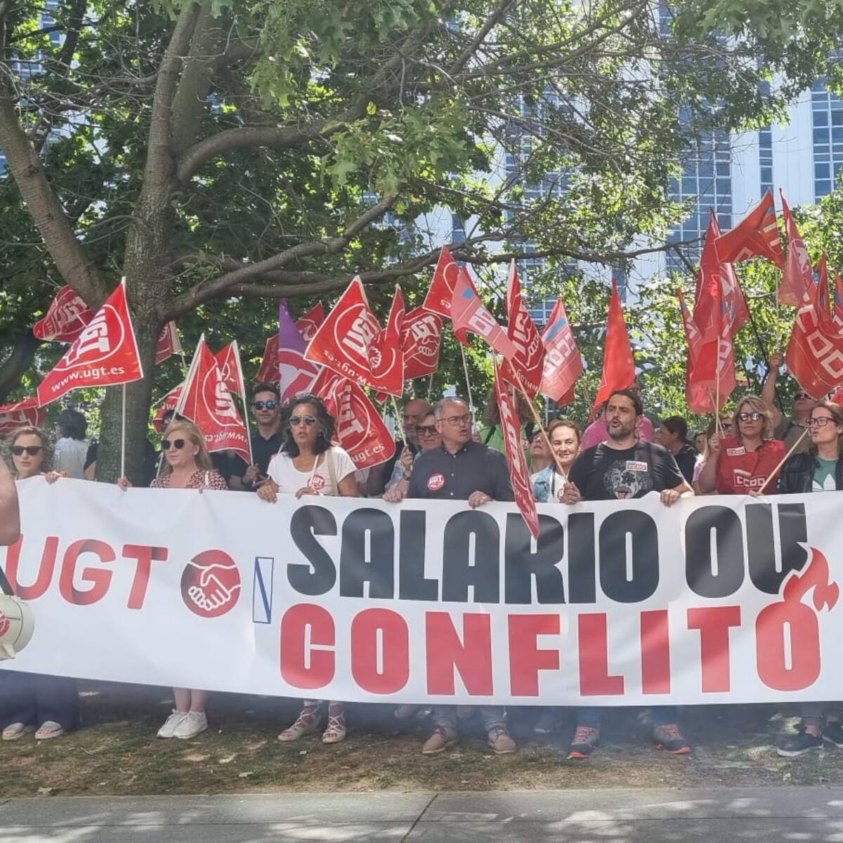 Protestas por la negativa a actualizar los salarios frente a la sede de la patronal