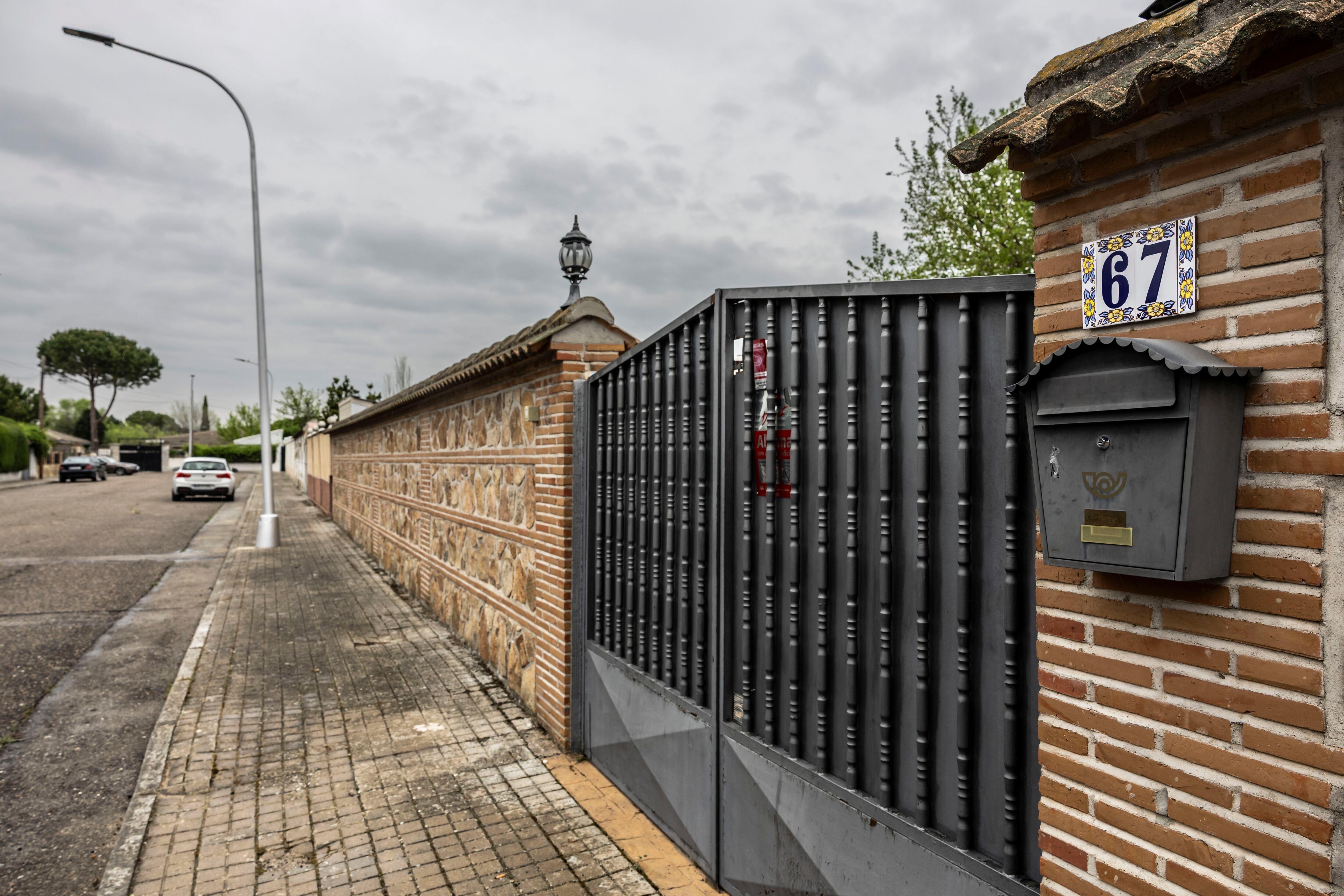 ESCALONA (TOLEDO), 11/04/2025.-Vista de la vivienda donde un hombre de 65 años ha sido detenido tras disparar a su hijo de 37 años con una escopeta, provocándole la muerte, en la localidad toledana de Escalona. El servicio de emergencias 112 de Castilla-La Mancha ha informado a EFE de que el filicidio ocurrió sobre las 23:25 horas de este jueves en un chalé de la calle Margarita, cuando el padre disparó a su hijo a la altura del abdomen, lo que le causó la muerte prácticamente en el acto, de forma que al llegar los servicios médicos solo pudieron confirmar el fallecimiento.EFE/Ángeles Visdómine

