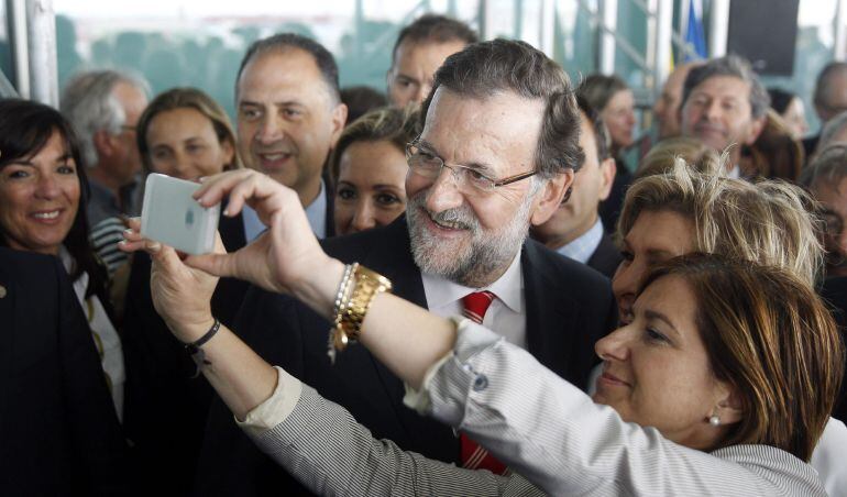 El presidente del Gobierno, Mariano Rajoy, se hace una foto con una seguidora durante el acto del PP.