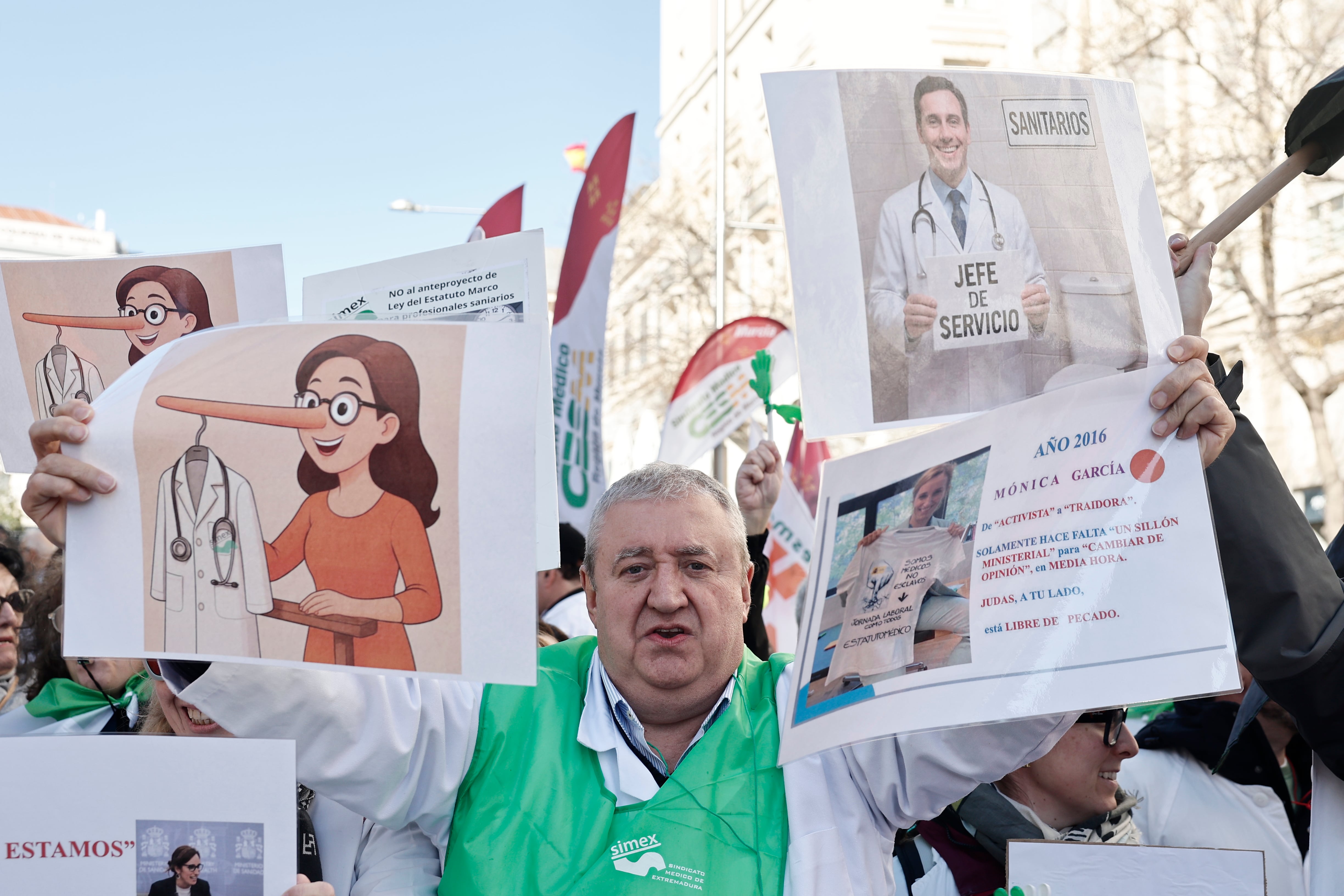 Vista de la manifestación de médicos previa a la huelga de la semana próxima contra el estatuto marco que regula las condiciones laborales del personal del Sistema Nacional de Salud que ha comenzado en el Congreso y finaliza en el Ministerio de Sanidad. EFE/ Sergio Pérez