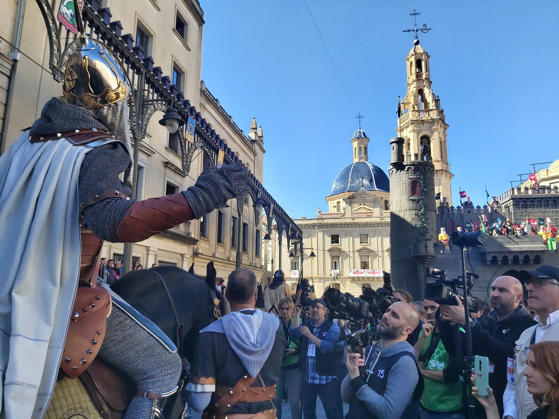 Muchos espectadores han seguido la Embajada Cristiana desde la plaza de España.