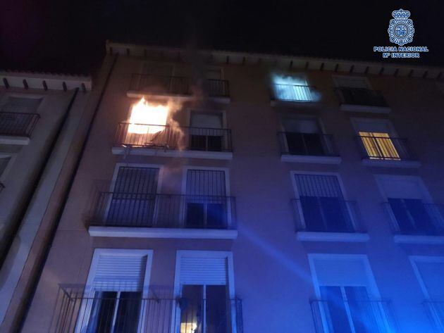 Aunque un policía nacional ha intentado auxiliar a la mujer, no ha podido acceder a la habitación en la que se encontraba debido a la virulencia del fuego