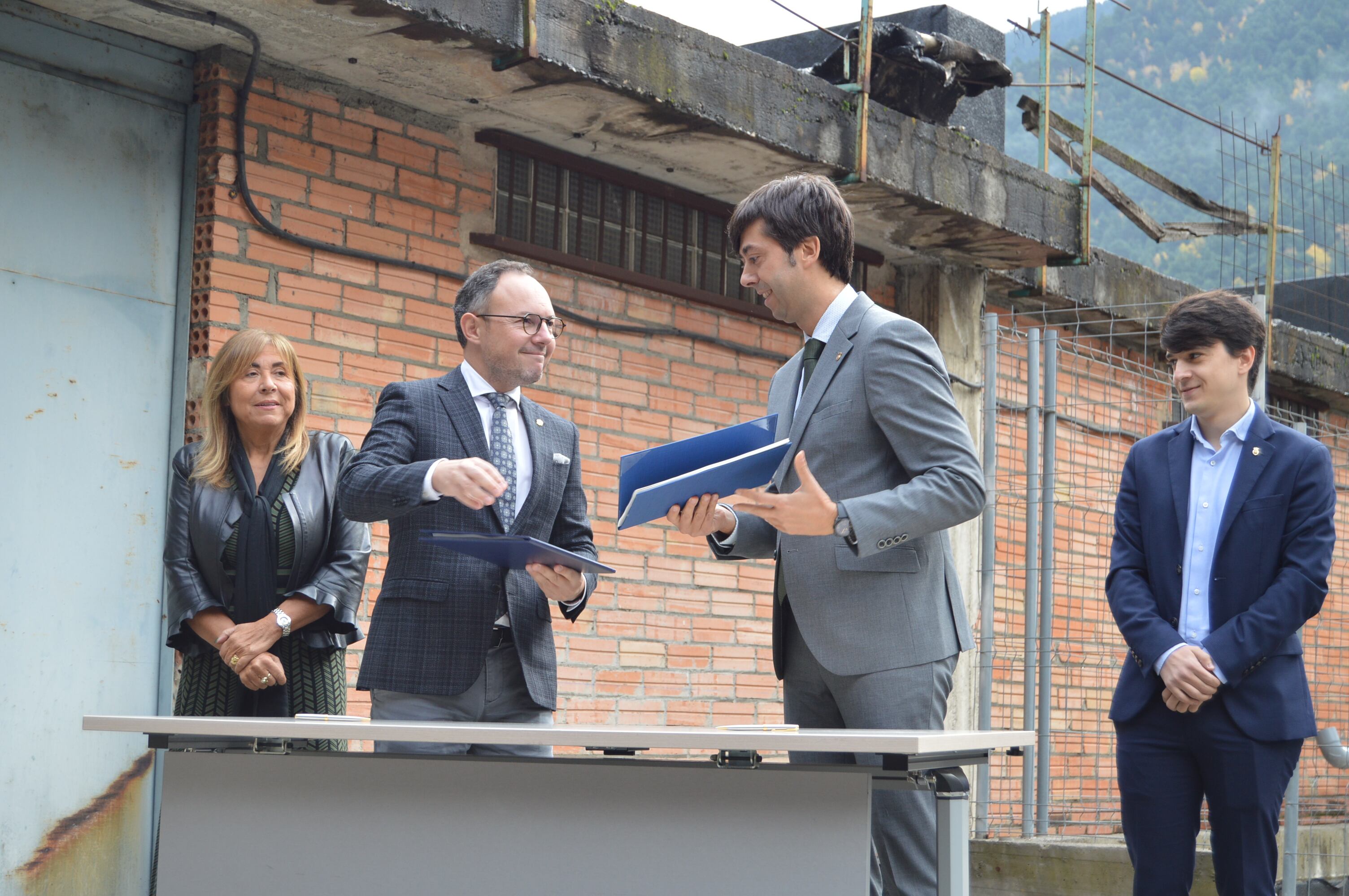 El cap de Govern, Xavier Espot, i el cònsol major d&#039;Andorra la Vella, Sergi González, durant l&#039;acte de signatura del conveni entre l&#039;executiu i el comú per bastir un edifici al carrer del Cedre, 18, destinat a pisos de lloguer assequible.