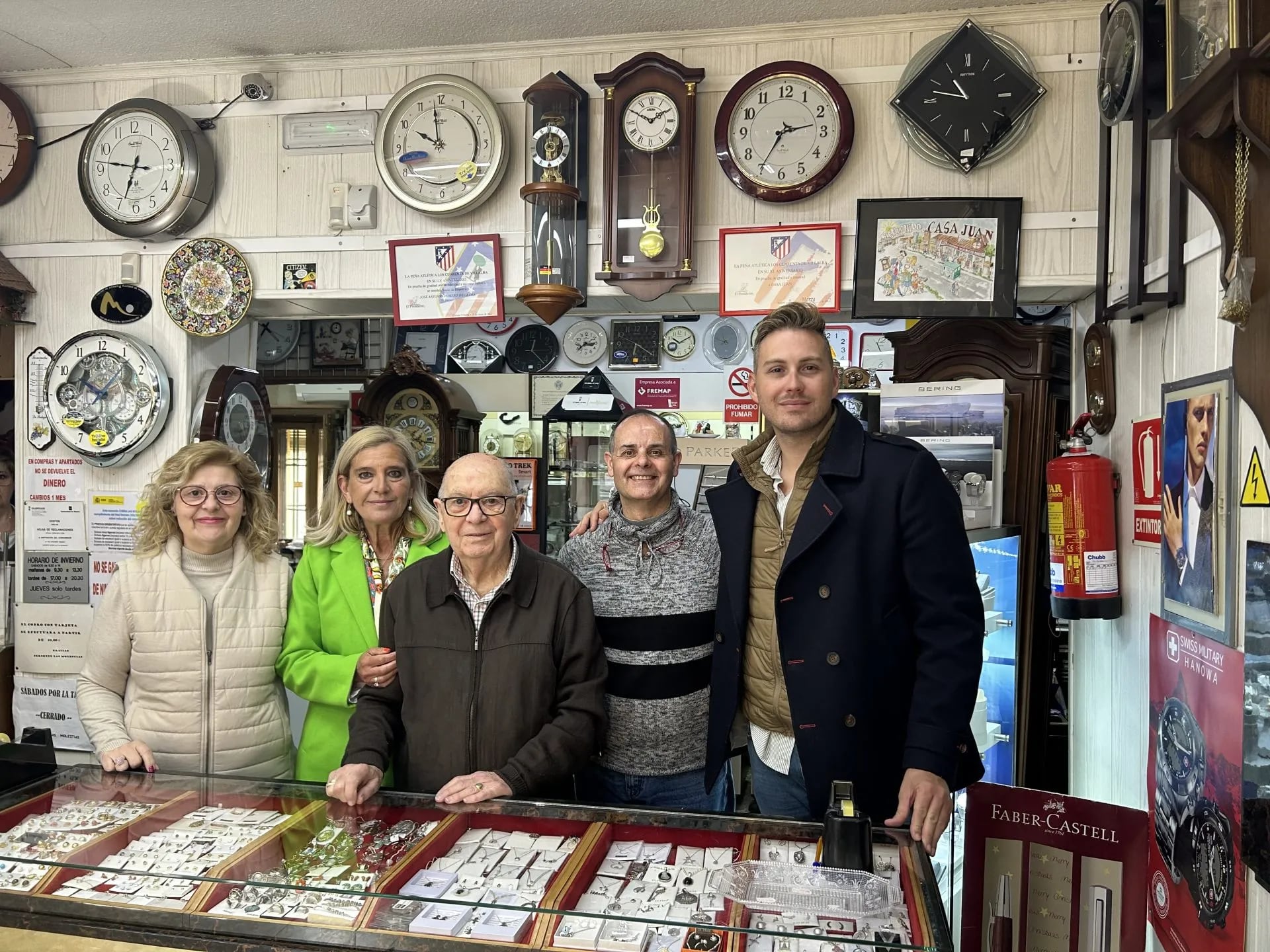 La alcaldesa de Collado Villalba, Mariola Vargas, y el entonces concejal de comercio, Adan Martínez, rindieron homenaje en 2023 al histórico establecimiento y a su fundador