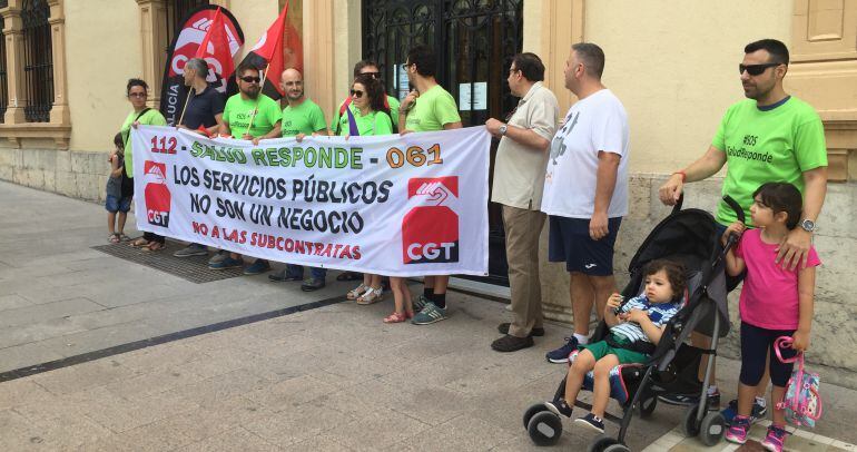 Trabajadores de Salud Responde apostados a las puertas de la Delegación del Gobierno de la Junta de Andalucía en Jaén