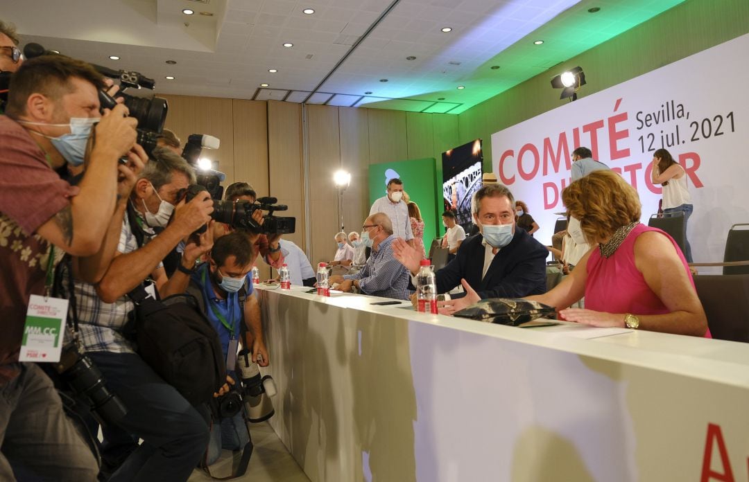 Juan Espadas y Susana Díaz, durante el comité director extraordinario del PSOE andaluz, que ha puesto en marcha el proceso de primarias para convertir al alcalde de Sevilla en el próximo secretario general del partido