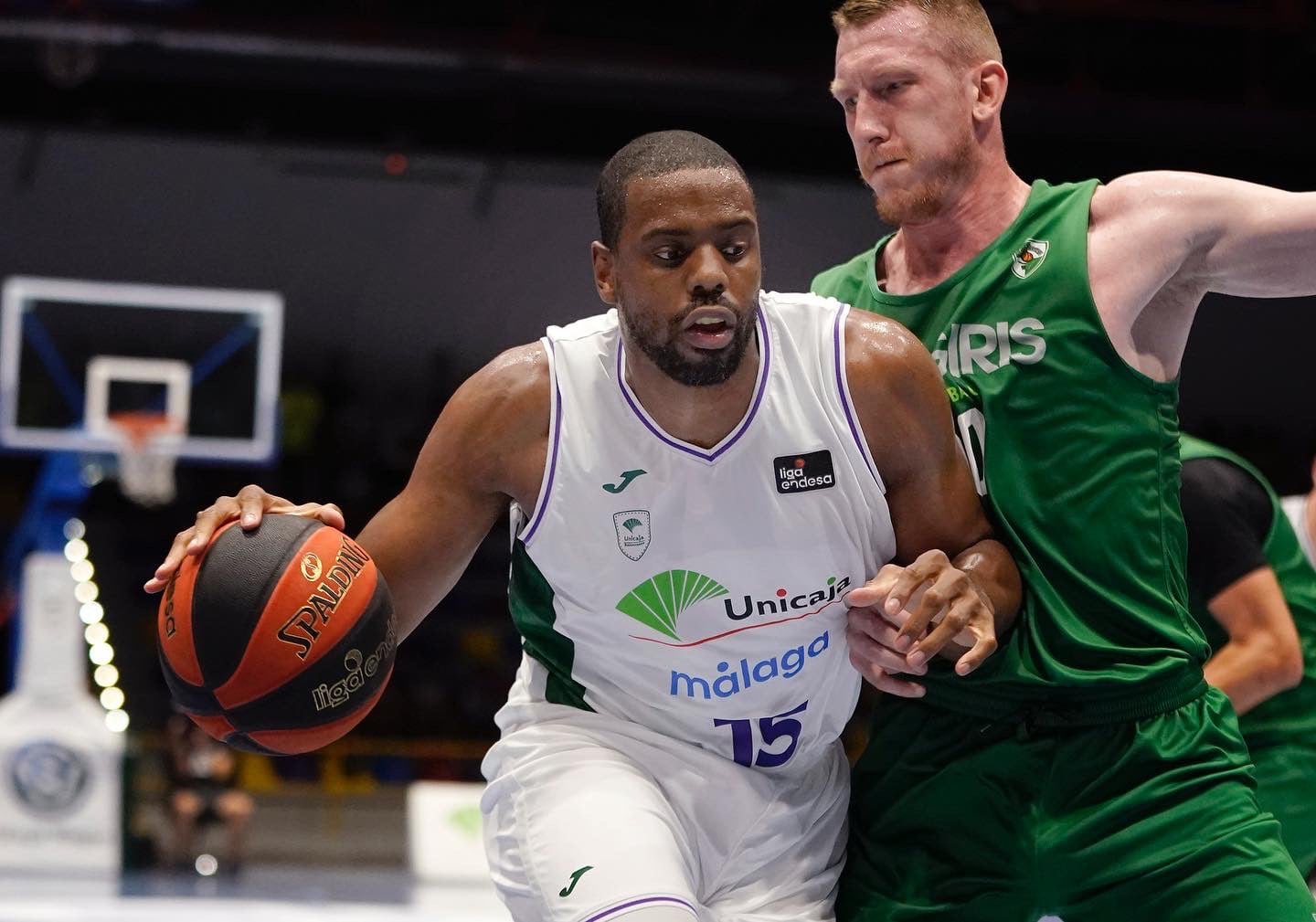 Will Thomas bota el balón ante el Zalgiris