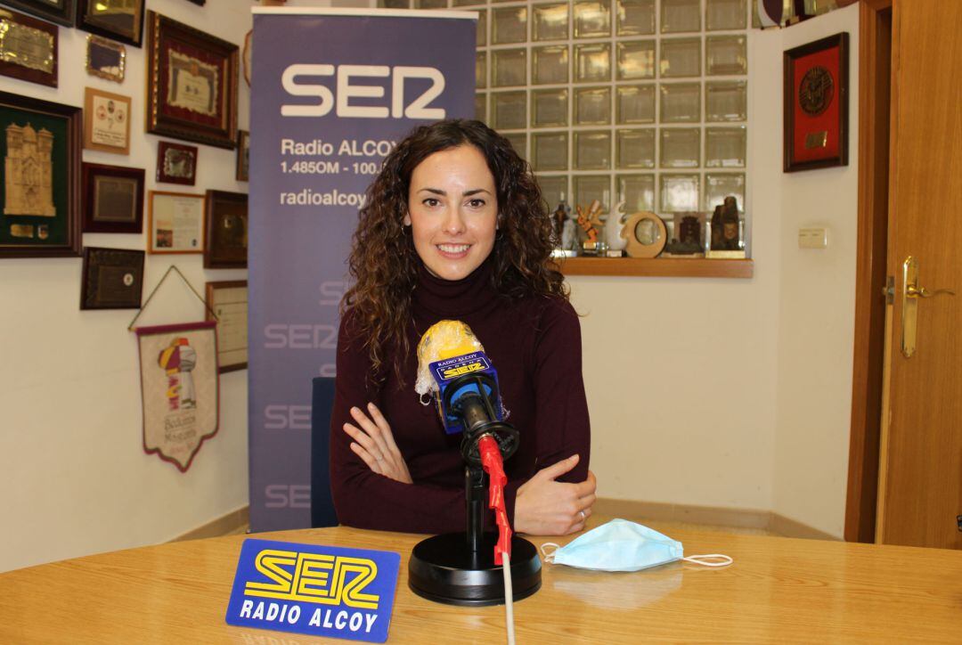 Mireia Estepa, alcaldesa de Cocentaina, en el estudio central de Radio Alcoy