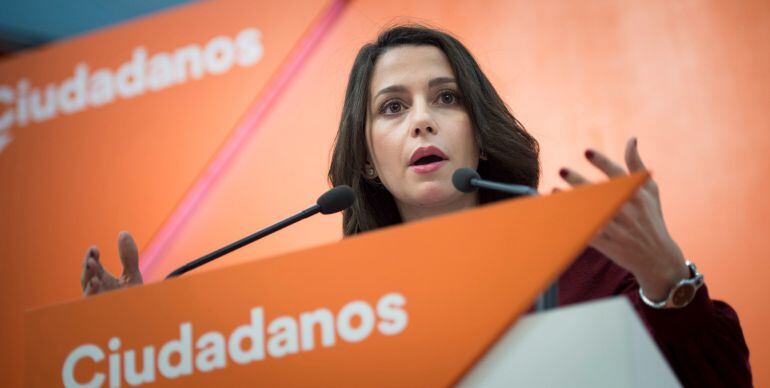 La portavoz nacional de Ciudadanos, Inés Arrimadas, durante la rueda de prensa que ha ofrecido este lunes tras la reunión del Comité Permanente de su partido