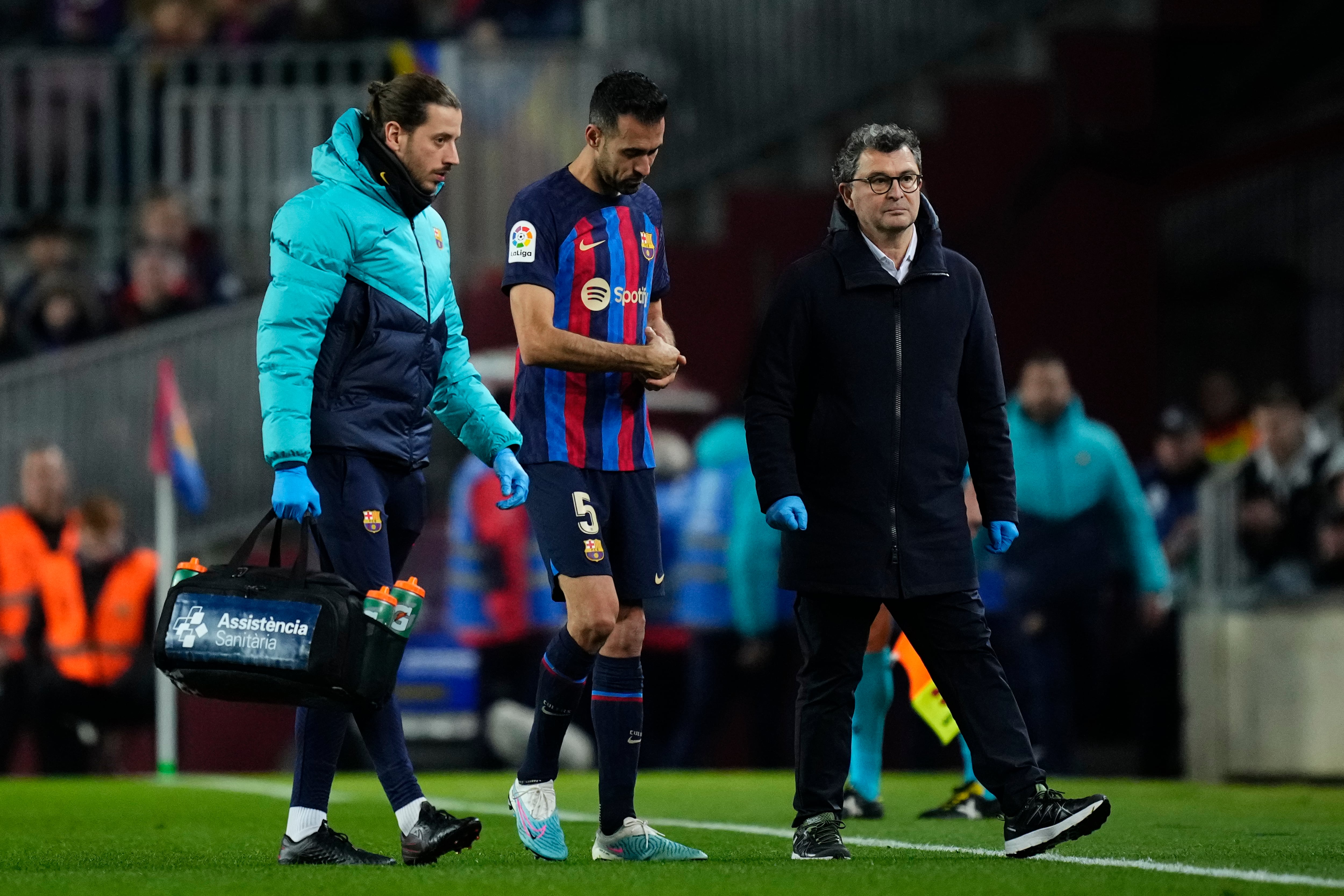 Sergio Busquets se retira lesionado del partido ante el Sevilla FC.