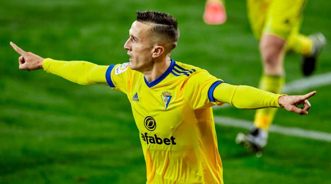 Salvi celebra el segundo tanto del Cádiz.