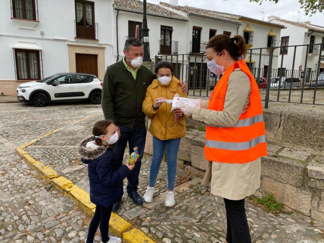 Archivo. La regidora repartiendo mascarillas y golosinas a una familia de Ronda