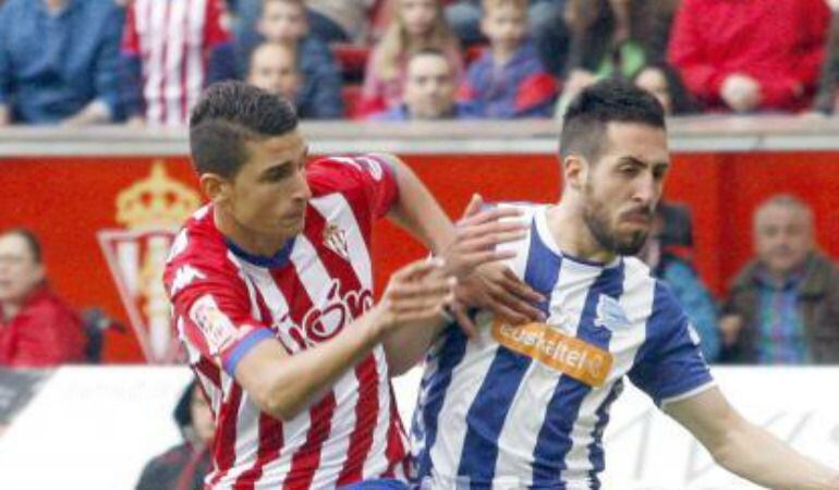 Toribio pugnando con un rival en El Molinón.