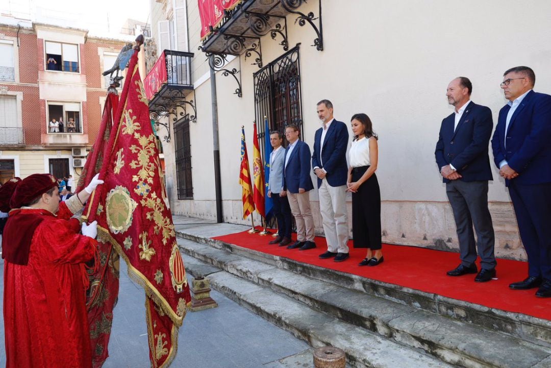 (I-D) El ministro de Ciencia, Innovación y Universidades en funciones, Pedro Duque; el presidente de la Generalitat Valenciana, Ximo Puig; el Rey Felipe VI; la Reina Letizia y el alcalde de Orihuela, Emilio Bascuñana en su visita a localidad alicantina de Orihuela con motivo de las inundaciones sufridas, en Orihuela (Alicante) a 4 de octubre de 2019. 04 octubre 2019, gota fría, lluvia
 Casa de S.M. el Rey