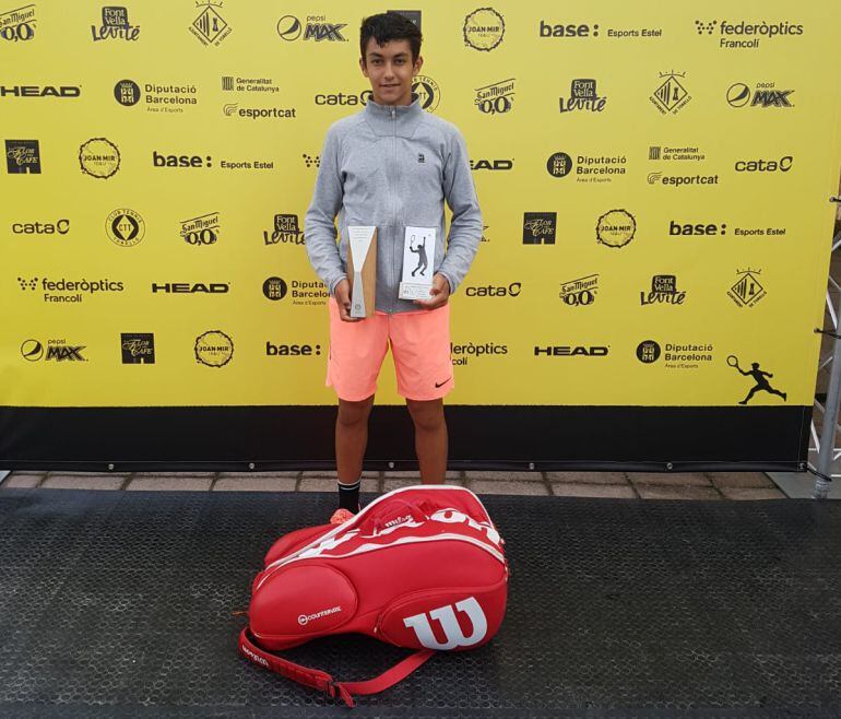 Daniel Rincón, con su trofeo de campeón del torneo Tennis Europe de Torelló (Barcelona)