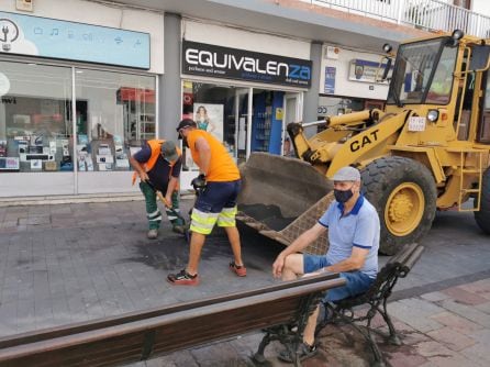 Operarios limpiando la ceniza