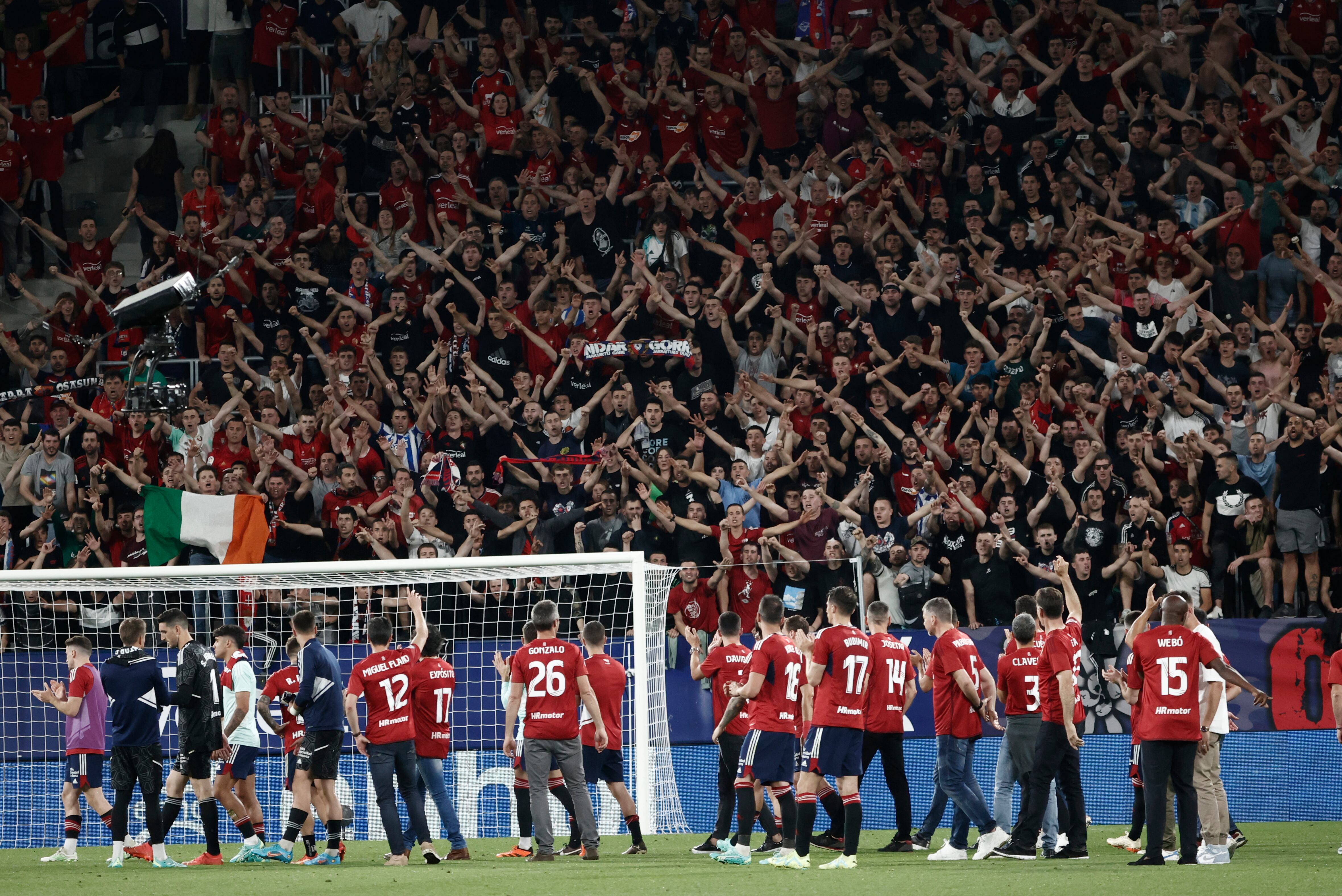 Los jugadores de Osasuna de la plantilla actual y los que jugaron la final de 2005 juntos, animados por los aficionados rojillos a la finalización del encuentro frente a la Real Sociedad en el estadio El Sadar, en Pamplona