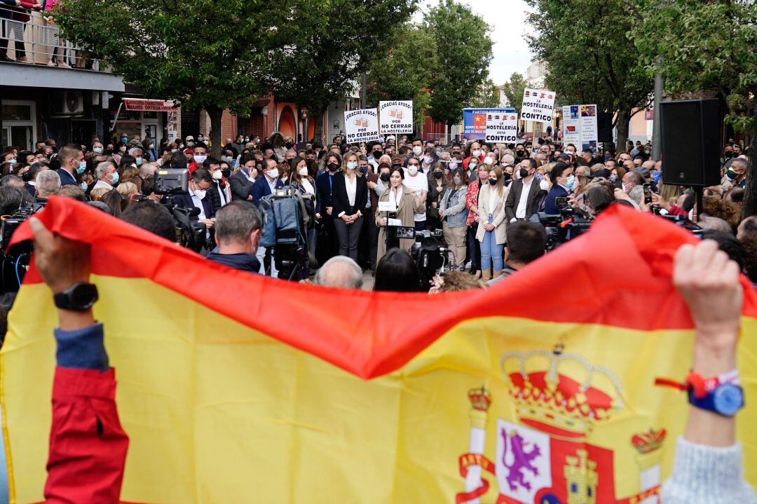 Isabel Díaz Ayuso durante el mitín celebrado este lunes en la Calle La Plaza de Fuenlabrada.