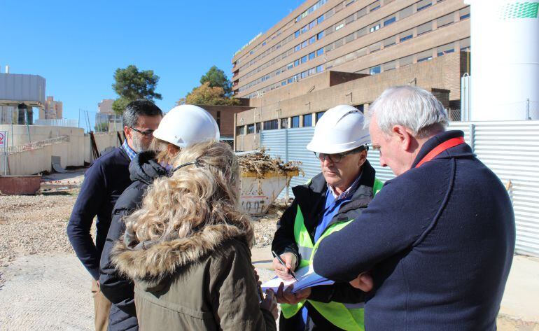 Representantes del SESCAM, de la Junta, de la dirección de obra y de la empresa constructora en el Hospital de Albacete