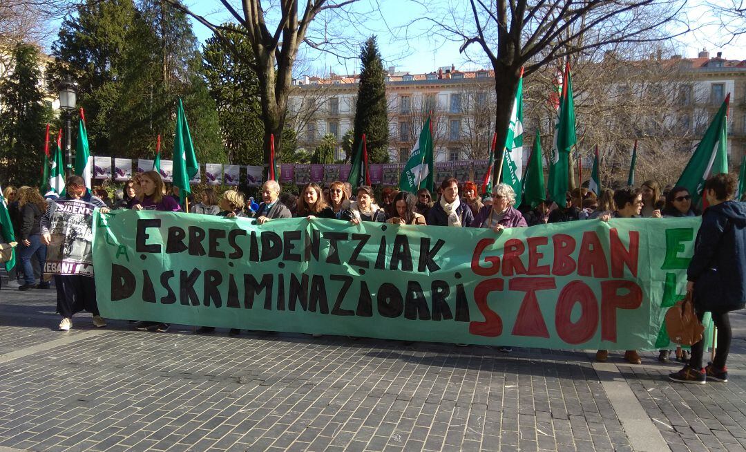 Trabajadoras de las residencias de Gipuzkoa se concentran frente a la sede de la Diputación, en San Sebastián.