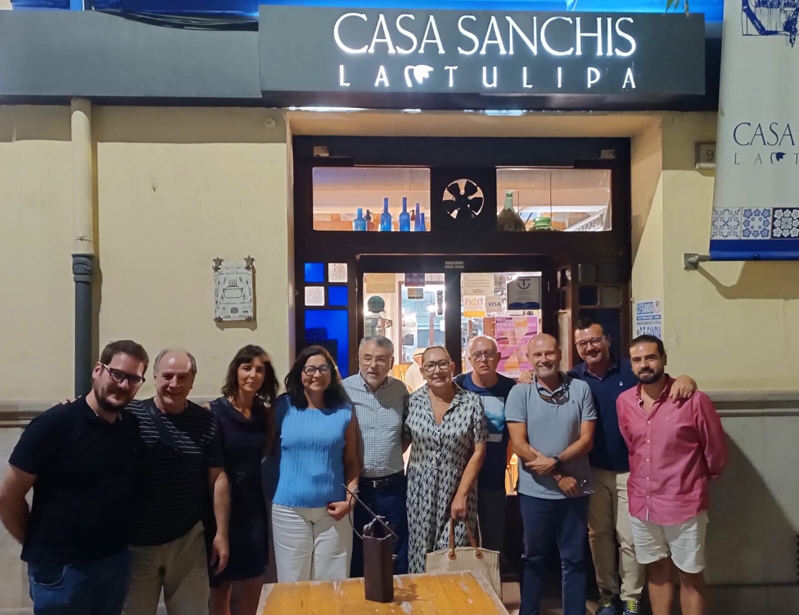 El jurado de los premios Grupo Radio Gandia junto los directivos de esta casa.