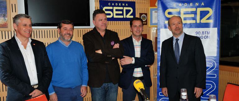 Javier Cano, Alfonso Candón, Juan Antonio Delgado, Santiago Gutiérrez y Juan Carlos Campos en los estudios de Radio Cádiz