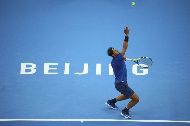 Nadal saca en su partido ante Karen Khachanov