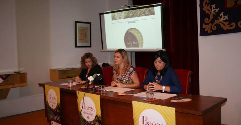 La alcaldesa de Baeza, Lola Marín, durante la presentación de los premios.