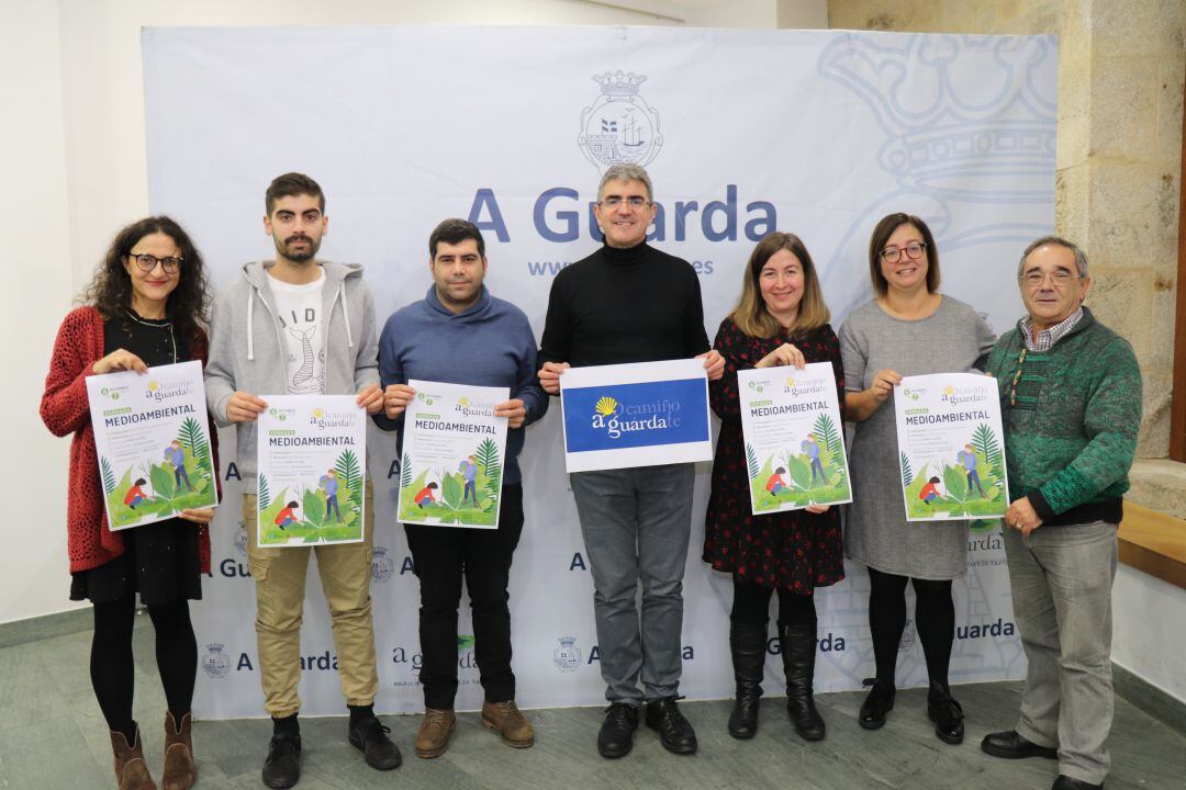 El alcalde de A Guarda, Antonio Lomba (centro), junto a concejales y representantes de la asociación A Jalleira y la Comunidad de Montes de Camposancos.